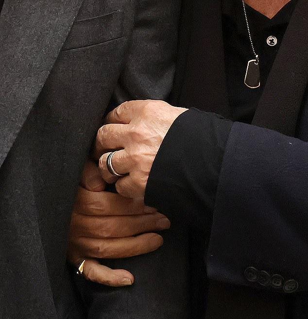 В четверг вечером 85-летний кинорежиссер, демонстрируя заметное кольцо, подогрел слухи о тайном браке.