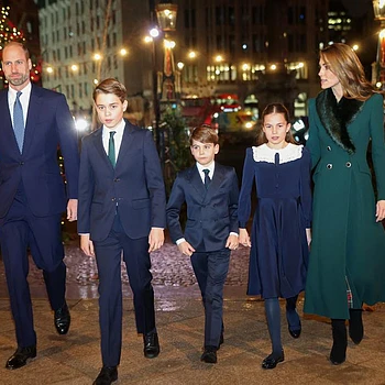 В этом году трое детей принцессы Кейт Миддлтон – принц Джордж, принцесса Шарлотта и принц Луи – привнесли свою индивидуальность в ежегодную рождественскую службу их матери