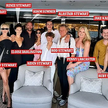 Пенни Ланкастер расплакалась, рассказывая свою трогательную историю любви с Родом Стюартом в новой праздничной программе Би-би-си