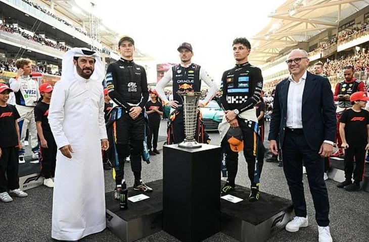 Ана де Армас и Эмили Ратаковски в числе стильных звезд, посетивших Объединенные Арабские Эмираты, где сезон Формулы-1 достиг своей захватывающей кульминации Гран-при Абу-Даби в воскресенье