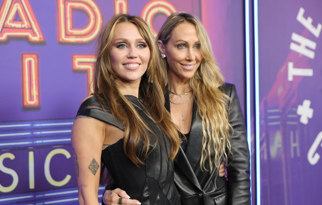 Билли Рэй Сайрус назвал «ложными и абсурдными» заявления женщины, утверждающей, что она является биологической матерью его дочери Майли Сайрус