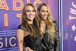 Билли Рэй Сайрус назвал «ложными и абсурдными» заявления женщины, утверждающей, что она является биологической матерью его дочери Майли Сайрус