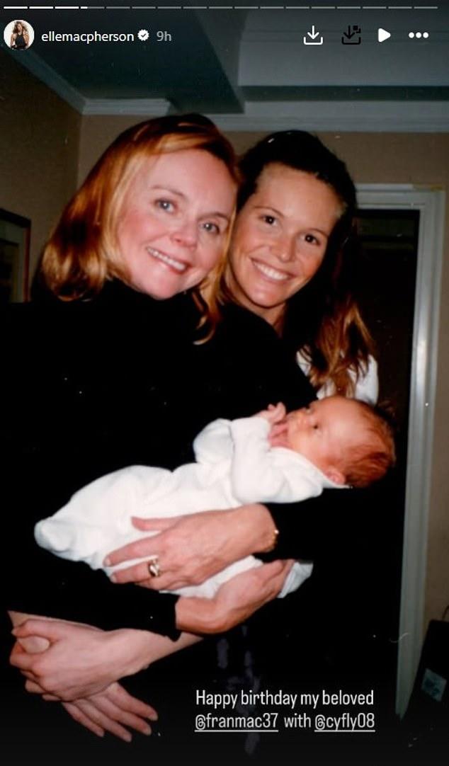 Элль Макферсон поделилась трогательным посвящением своей матери Фрэнсис в день ее рождения.