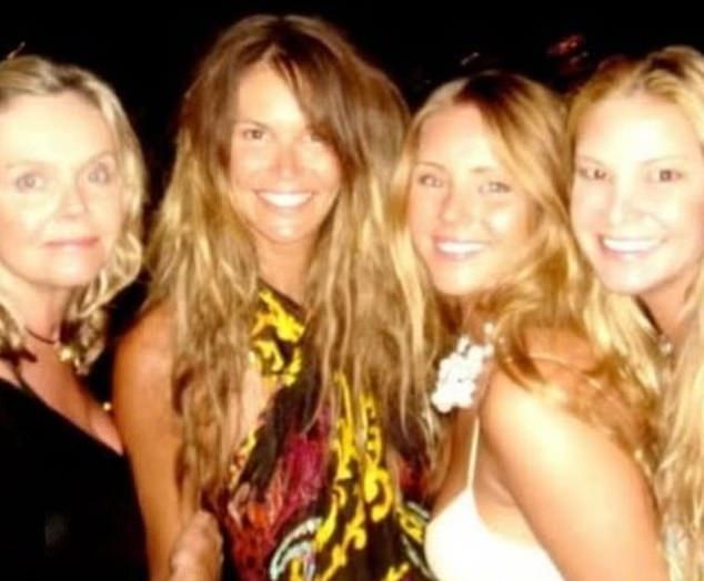 На день рождения 61-летняя австралийская модель опубликовала карусель редких фото, где она с мамой обнимаются, демонстрируя, откуда у неё хорошие гены.