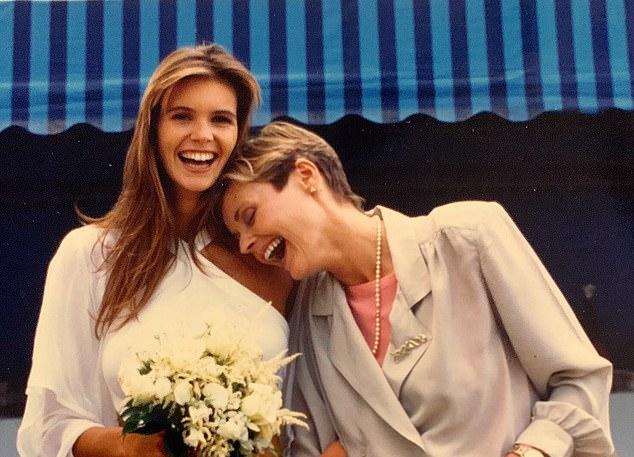 Сиднейская Элль показала редкое фото с матерью с первой свадьбы 1985 года, в ее 21 год.