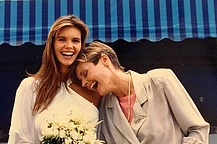 Эль Макферсон поделилась трогательным посвящением своей матери Фрэнсис в её день рождения