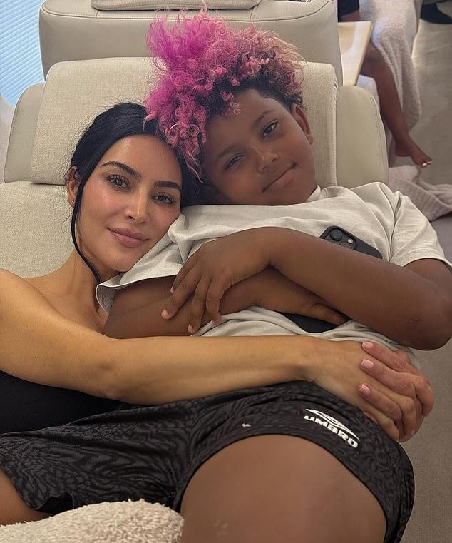 Ким Кардашьян, одетая как секретный агент, празднует день рождения сына в American Dream