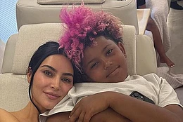 Ким Кардашьян, одетая как секретный агент, празднует день рождения сына в American Dream