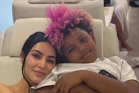 Ким Кардашьян, одетая как секретный агент, празднует день рождения сына в American Dream