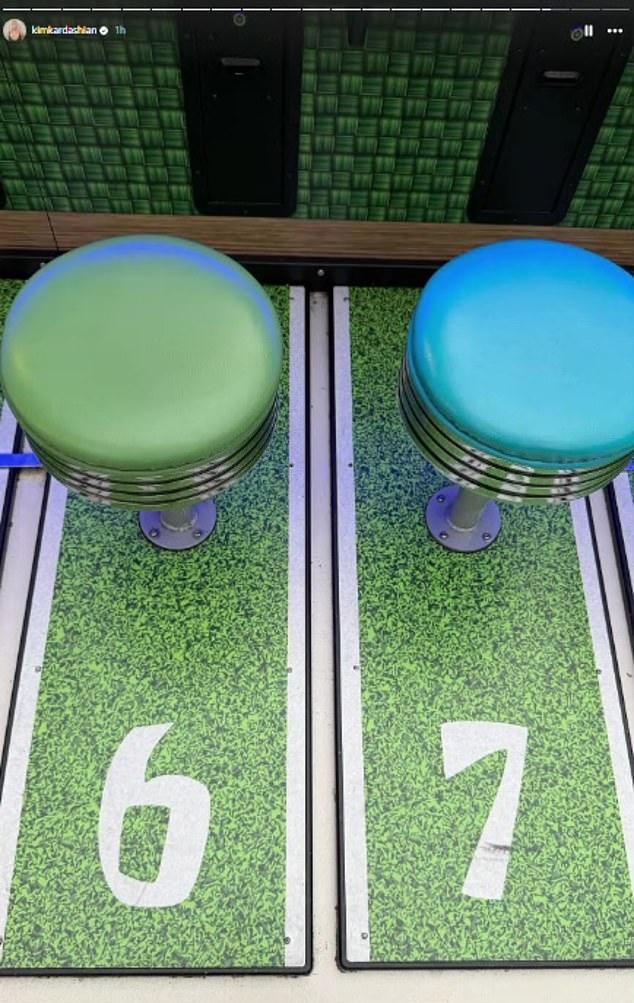 Калабасасская светская львица опубликовала фото барных стульев '6 7', отсылающее к популярному тикток-мему, популяризованному парнями.