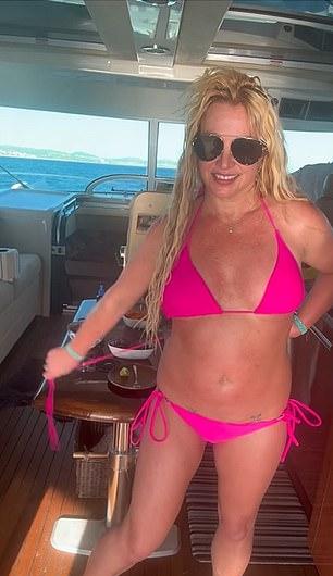 Instagram-видео резко оборвалось, когда Спирс развязывала завязки топа-треугольника.