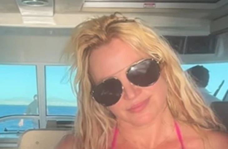 Бритни Спирс продемонстрировала свою миниатюрную фигуру в ярко-розовом бикини-стрингах, провокационно позируя на арендованной яхте во время отпуска в Мексике в честь своего 44-летия