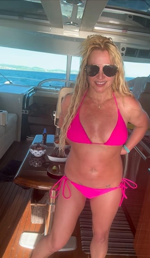 Бритни Спирс дерзко позировала в ярко-розовом бикини на яхте в Мексике, отмечая свое 44-летие.