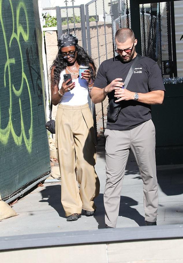 Джоди Тернер-Смит провела воскресенье с таинственным спутником на фермерском рынке в Лос-Анджелесе