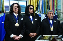 Фронтмен KISS Джин Симмонс назвал «плохие решения» причиной смерти его друга и товарища по группе Эйса Фрейли