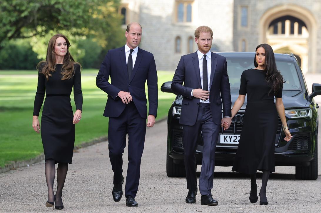 Кэтрин и Уильям Уэльские, Гарри и Меган Сассекские прибыли на Длинную прогулку в Виндзоре, чтобы почтить память королевы Елизаветы II цветами.
