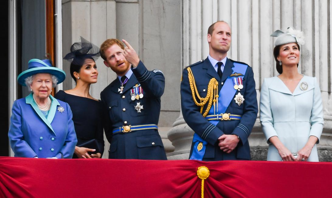 Королева Елизавета II, Меган Маркл, принц Гарри, принц Уильям и Кейт Миддлтон на балконе Букингемского дворца.