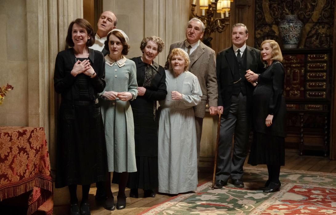 Актеры Ракель Кэссиди, Кевин Дойл, Софи МакШера, Филлис Логан, Лесли Никол, Джим Картер, Брендан Койл и Джоанн Фроггатт в «Аббатстве Даунтон: Гранд-финал».