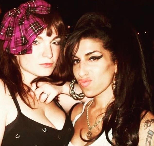 Отец Эми Уайнхаус подал иск на 730 000 фунтов стерлингов, утверждая, что две сожительницы певицы незаконно продали на аукционе её имущество, которым не владели