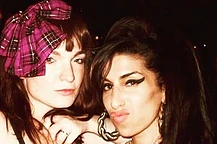 Отец Эми Уайнхаус подал иск на 730 000 фунтов стерлингов, утверждая, что две сожительницы певицы незаконно продали на аукционе её имущество, которым не владели