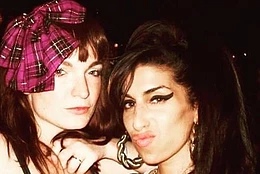 Отец Эми Уайнхаус подал иск на 730 000 фунтов стерлингов, утверждая, что две сожительницы певицы незаконно продали на аукционе её имущество, которым не владели