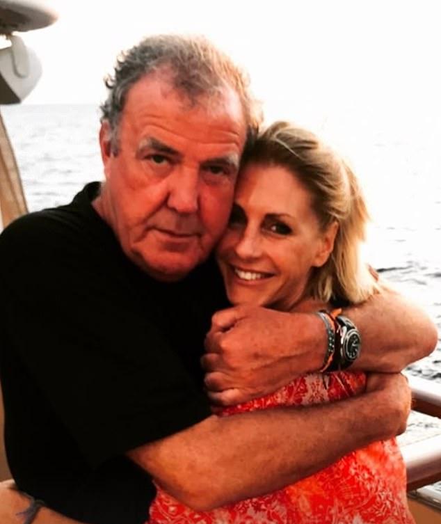 Друзья свели пару на рождественской вечеринке в 2017 году, и тогда они начали встречаться.