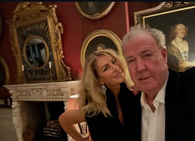 Джереми Кларксон в понедельник отметил девятую годовщину с Лизой Хоган. 65-летний ведущий опубликовал в Instagram селфи с праздничного ужина.