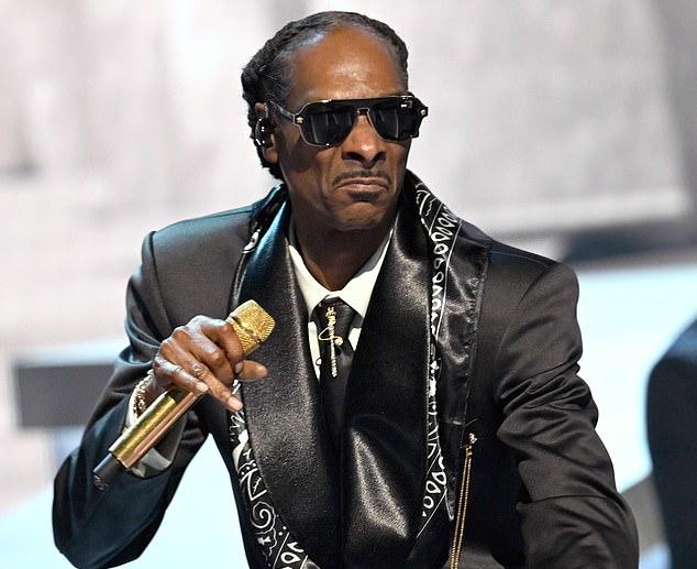 Снуп Догг не придал значения отмене его новогоднего спецвыпуска каналом NBC, позируя для фото с Аль Пачино