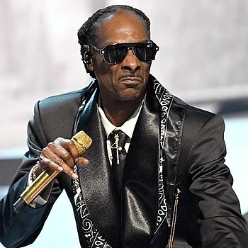 Снуп Догг не придал значения отмене его новогоднего спецвыпуска каналом NBC, позируя для фото с Аль Пачино