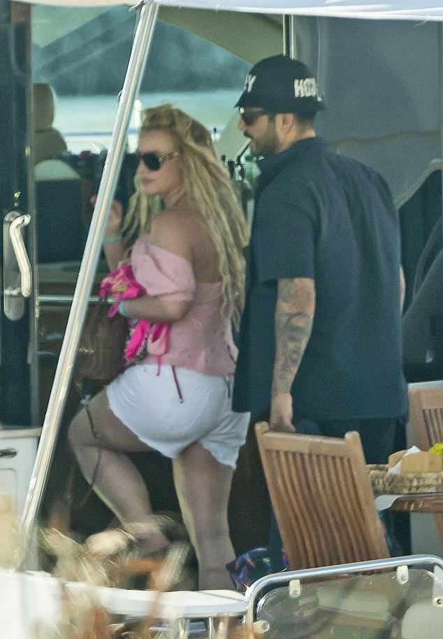 В воскресенье Бритни Спирс заметили на яхте с неизвестным мужчиной в Нижней Калифорнии Сур.