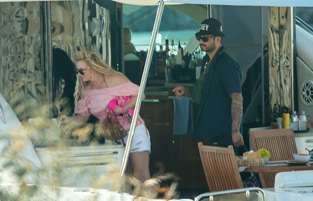 По сообщениям, Спирс рассматривает переезд в Великобританию на фоне опасений за проблемную звезду.