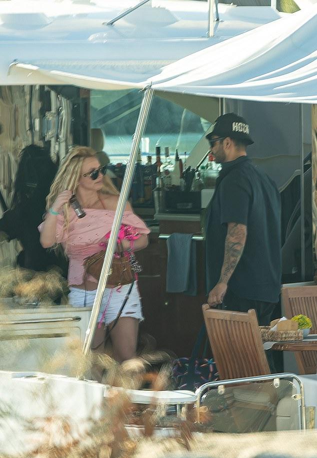 Спирс эффектно размахивала медной бутылкой, сумкой и розовым бикини.