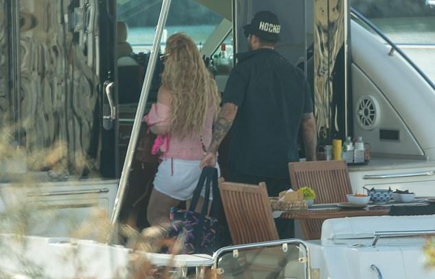 Попутчик следовал за ней, помогая с сумкой-шопером в руках.