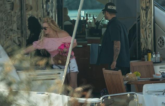 Таинственный мужчина был в чёрном, а его руки сплошь покрывали татуировки.