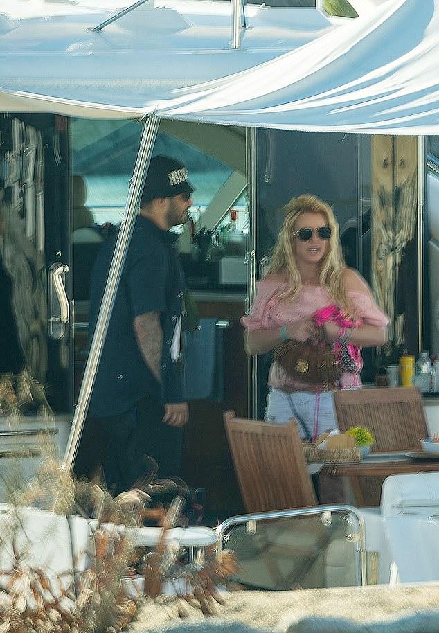 Спирс в удаленном видео Instagram (сохраненном Reddit) уточнила: мужчина с ней — ее кузен, а не бойфренд.