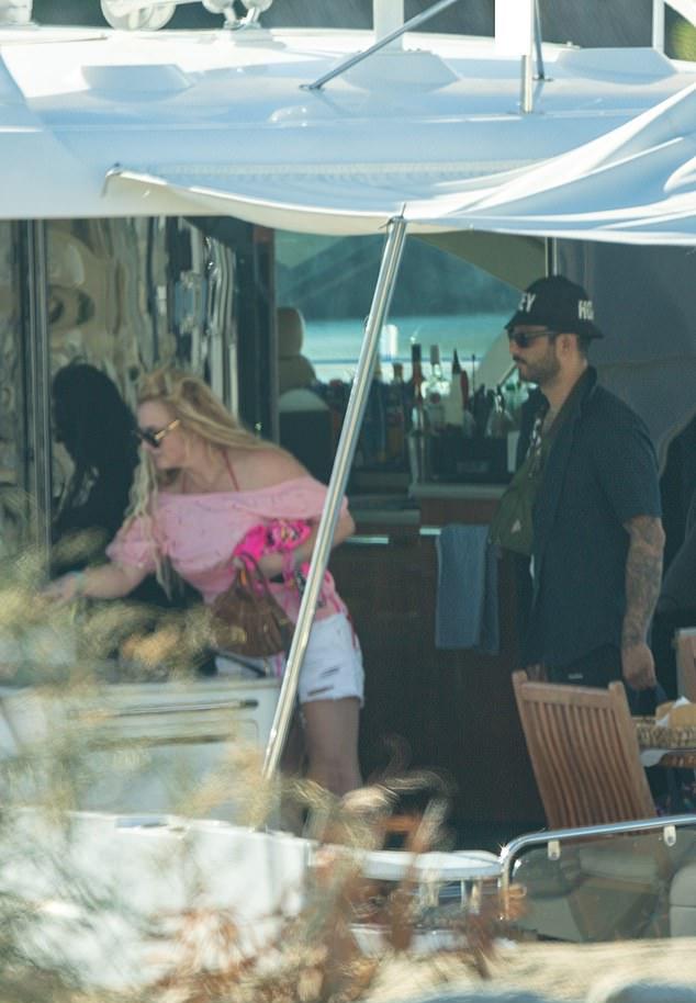 Она, видимо, присматривала что-то у соседнего прилавка.