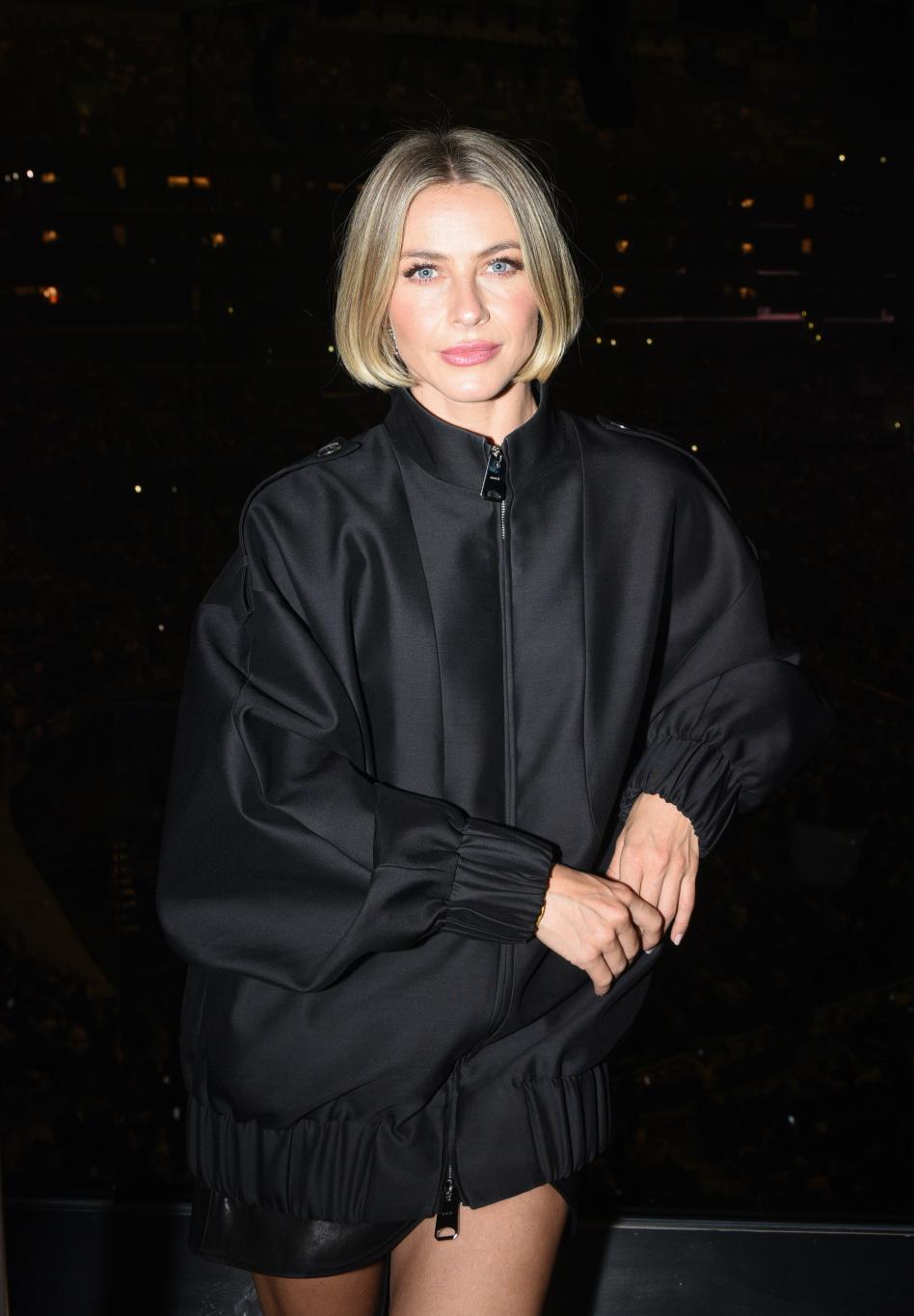 Джулианна Хаф замечена в стильном черном бомбере на закрытом мероприятии.