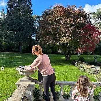 Алекс Джонс позволила поклонникам заглянуть в свой потрясающий дом в Беркшире, готовясь к Рождеству в сельской местности