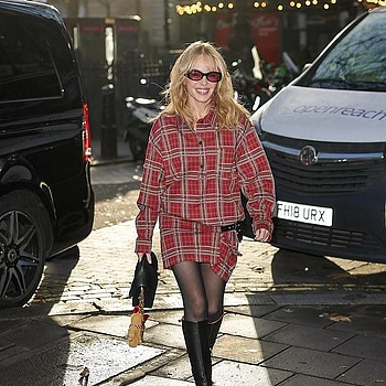 Кайли Миноуг продемонстрировала стройные ноги, направляясь в среду на студию радио Heart