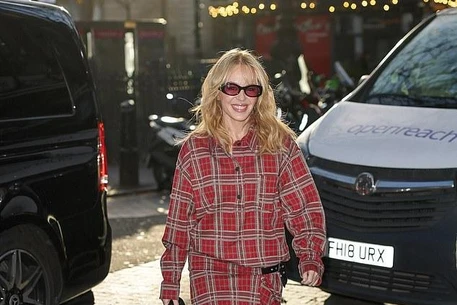 Кайли Миноуг продемонстрировала стройные ноги, направляясь в среду на студию радио Heart