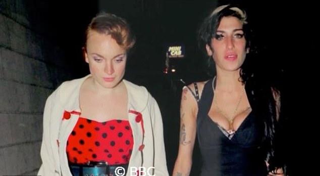 Ближайшую подругу Эми Уайнхаус ждет новое горе спустя 14 лет после смерти певицы: юридическая битва за вещи звезды