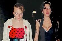 Ближайшую подругу Эми Уайнхаус ждет новое горе спустя 14 лет после смерти певицы: юридическая битва за вещи звезды