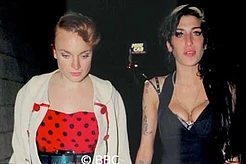 Ближайшую подругу Эми Уайнхаус ждет новое горе спустя 14 лет после смерти певицы: юридическая битва за вещи звезды