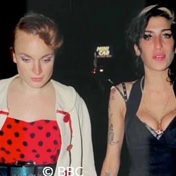 Ближайшую подругу Эми Уайнхаус ждет новое горе спустя 14 лет после смерти певицы: юридическая битва за вещи звезды