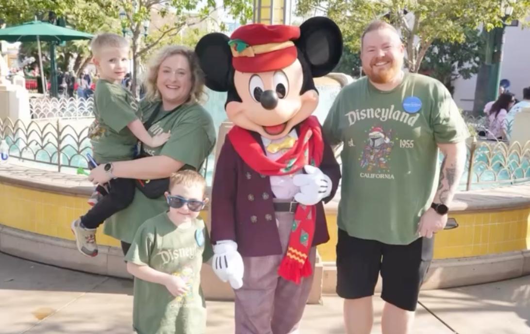 Хилари Суонк извинилась за резкое обращение с матерью, которая, как ей показалось, фотографировала ее в аэропорту без разрешения