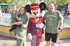 Хилари Суонк извинилась за резкое обращение с матерью, которая, как ей показалось, фотографировала ее в аэропорту без разрешения