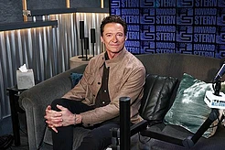 Хью Джекман сделал шокирующее признание о курьезном инциденте на сцене, в результате которого он незаметно промок ниже пояса во время выступления в мюзикле «Красавица и Чудовище»