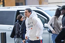 Тимоти Шаламе в спортивных штанах сборной Англии направился в студию BBC в Лондоне