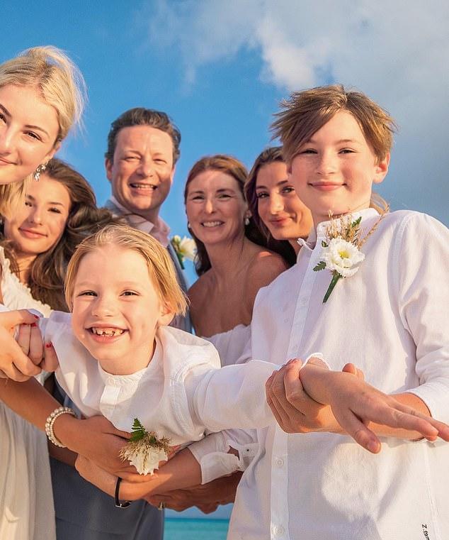 Его растрепанные волосы, мальчишеское обаяние и непринужденный стиль готовки сделали его мгновенной телезвездой много лет назад