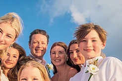 Его растрепанные волосы, мальчишеское обаяние и непринужденный стиль готовки сделали его мгновенной телезвездой много лет назад